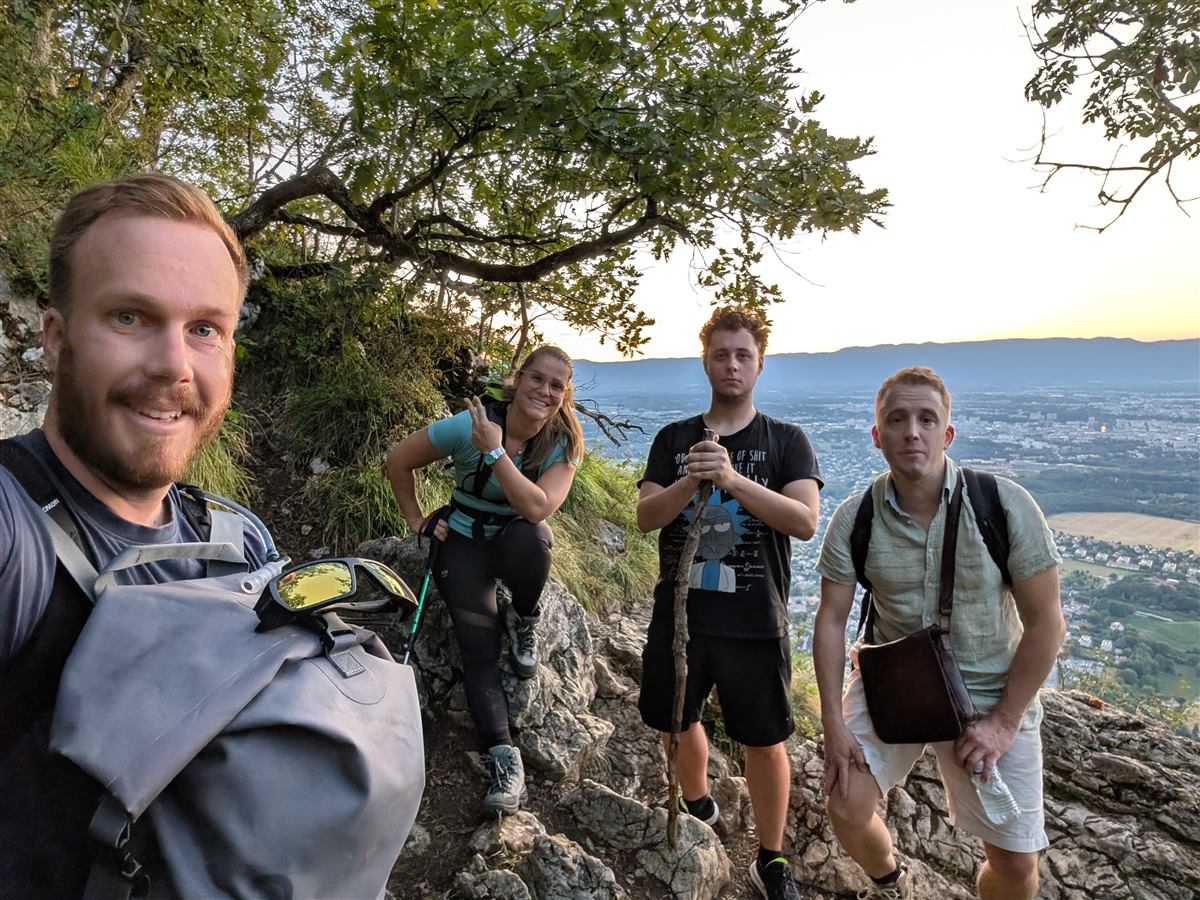 Groupe au sommet avec vue panoramique